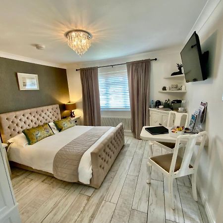 The Knightwood Oak A Luxury King Size En-Suite Space - Lymington New Forest With Totally Private Entrance - Key Box Entry - Free Parking & Private Outdoor Seating Area - Town ,Shops , Pubs & Solent Way Walking Distance & Complimentary Breakfast Items Eksteriør bilde