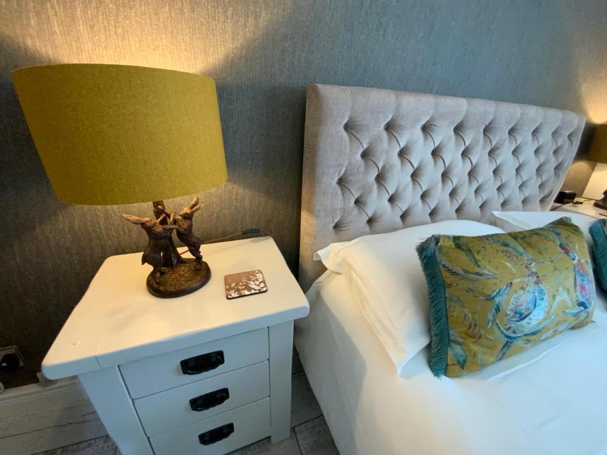 The Knightwood Oak A Luxury King Size En-Suite Space - Lymington New Forest With Totally Private Entrance - Key Box Entry - Free Parking & Private Outdoor Seating Area - Town ,Shops , Pubs & Solent Way Walking Distance & Complimentary Breakfast Items Eksteriør bilde