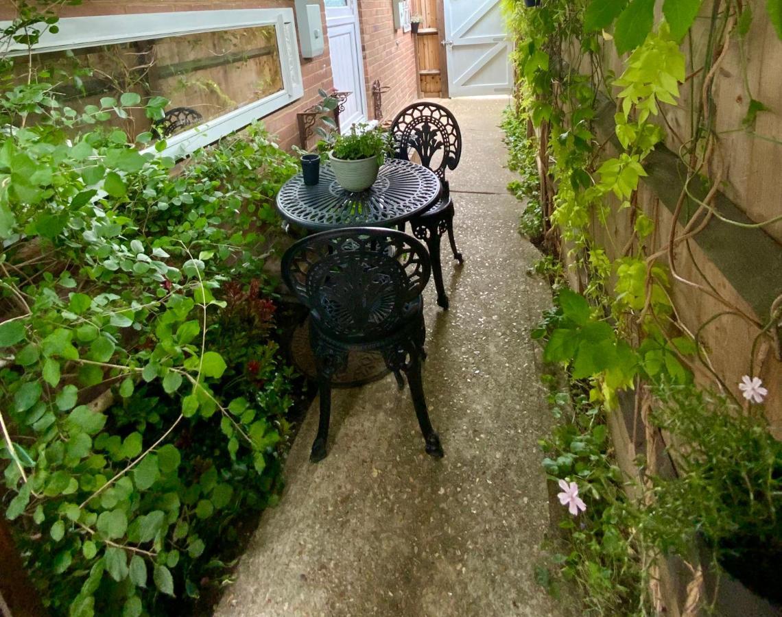 The Knightwood Oak A Luxury King Size En-Suite Space - Lymington New Forest With Totally Private Entrance - Key Box Entry - Free Parking & Private Outdoor Seating Area - Town ,Shops , Pubs & Solent Way Walking Distance & Complimentary Breakfast Items Eksteriør bilde