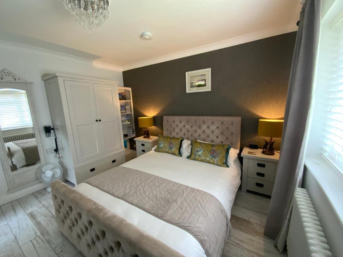 The Knightwood Oak A Luxury King Size En-Suite Space - Lymington New Forest With Totally Private Entrance - Key Box Entry - Free Parking & Private Outdoor Seating Area - Town ,Shops , Pubs & Solent Way Walking Distance & Complimentary Breakfast Items Eksteriør bilde