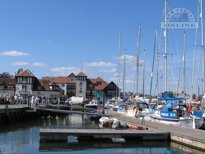 The Knightwood Oak A Luxury King Size En-Suite Space - Lymington New Forest With Totally Private Entrance - Key Box Entry - Free Parking & Private Outdoor Seating Area - Town ,Shops , Pubs & Solent Way Walking Distance & Complimentary Breakfast Items Eksteriør bilde