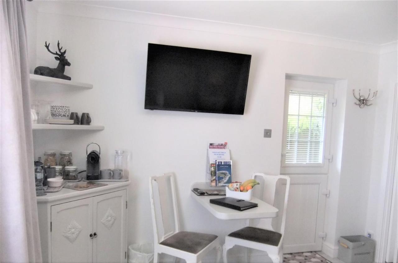 The Knightwood Oak A Luxury King Size En-Suite Space - Lymington New Forest With Totally Private Entrance - Key Box Entry - Free Parking & Private Outdoor Seating Area - Town ,Shops , Pubs & Solent Way Walking Distance & Complimentary Breakfast Items Eksteriør bilde