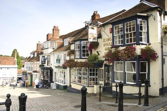 The Knightwood Oak A Luxury King Size En-Suite Space - Lymington New Forest With Totally Private Entrance - Key Box Entry - Free Parking & Private Outdoor Seating Area - Town ,Shops , Pubs & Solent Way Walking Distance & Complimentary Breakfast Items Eksteriør bilde